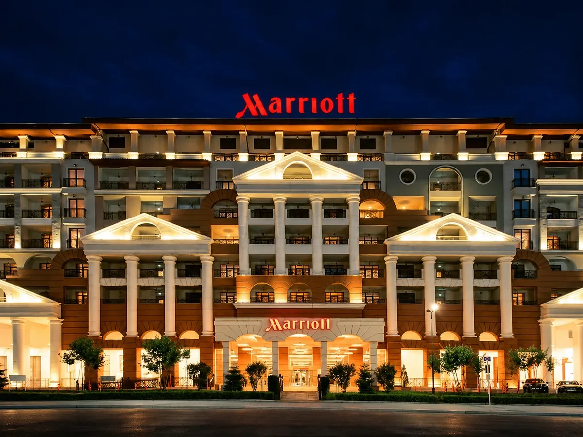 Ночной фронтальный вид фасада Marriott с тёплой архитектурной подсветкой и главным входом.