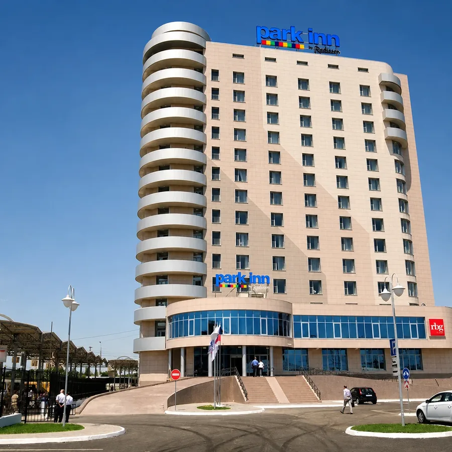 Городской отель Park Inn by Radisson с высоким фасадом, входной зоной и подъездной дорогой.